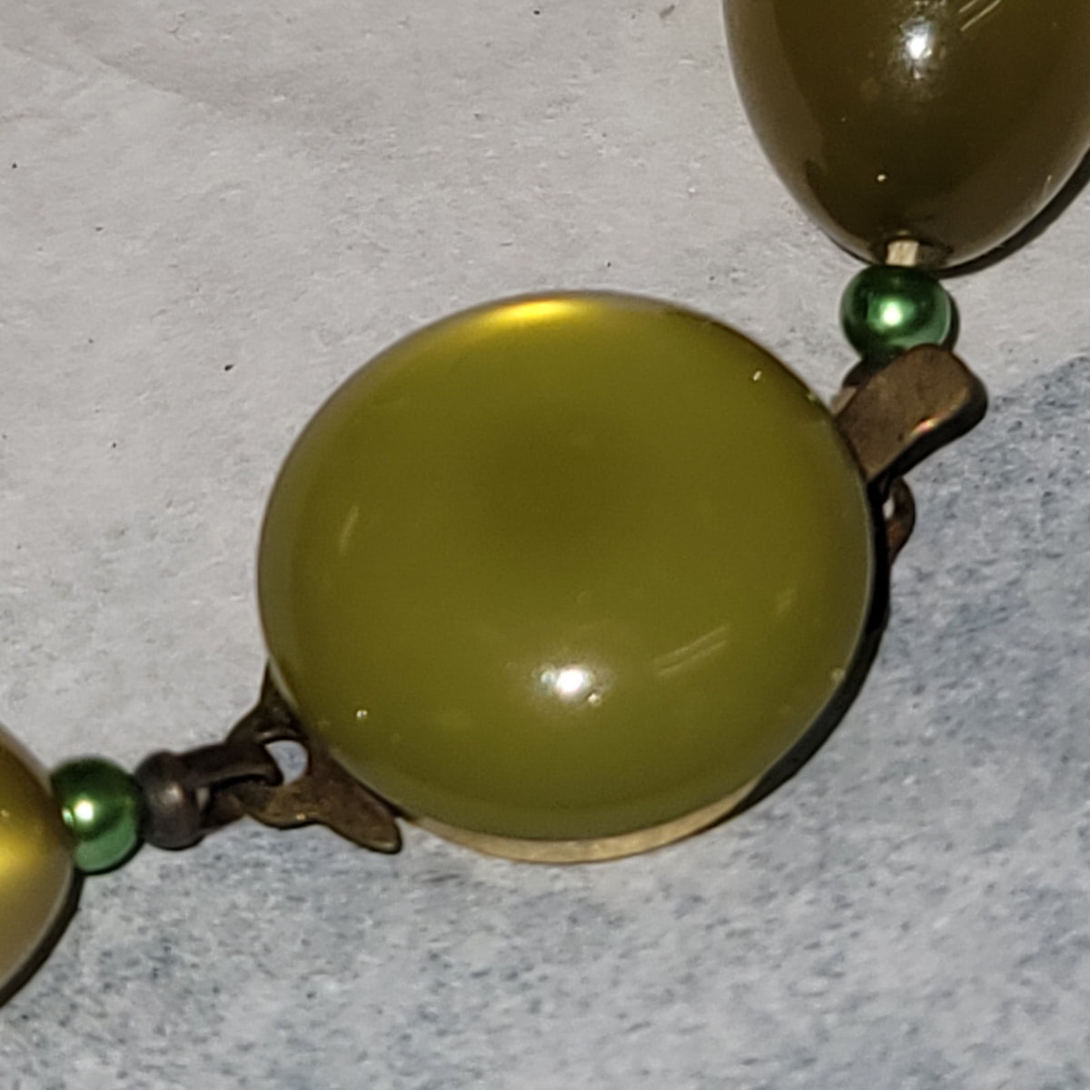 Vintage Costume Jewelry Fashion BE DIFFERENT green flat bead choker necklace