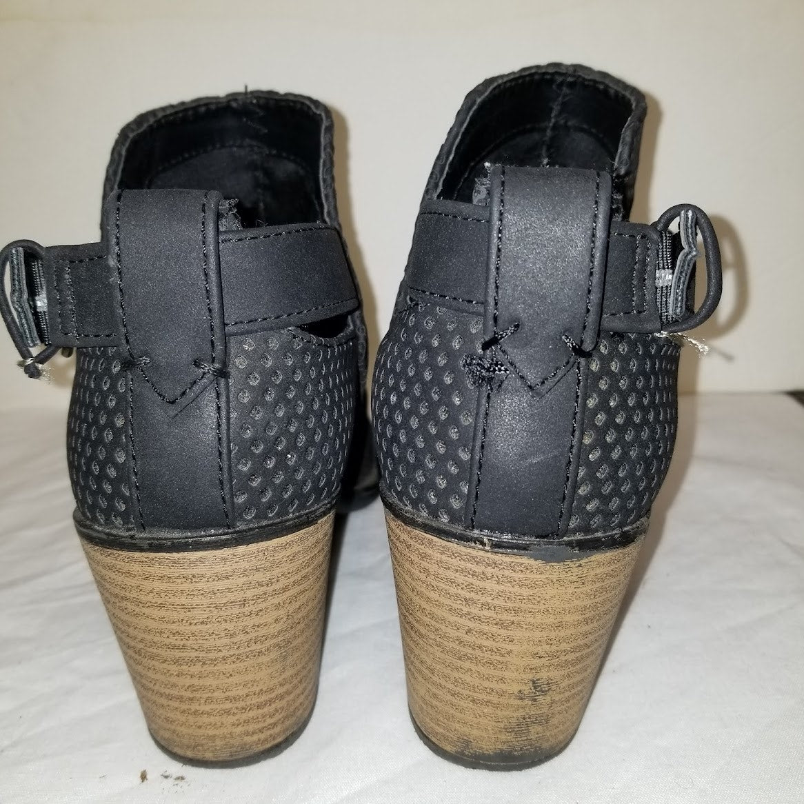 Qupid Tobin Women's Preforated Closed Toe Ankle Bootie Size 8 Buckle closure