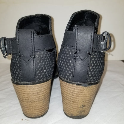 Qupid Tobin Women's Preforated Closed Toe Ankle Bootie Size 8 Buckle closure