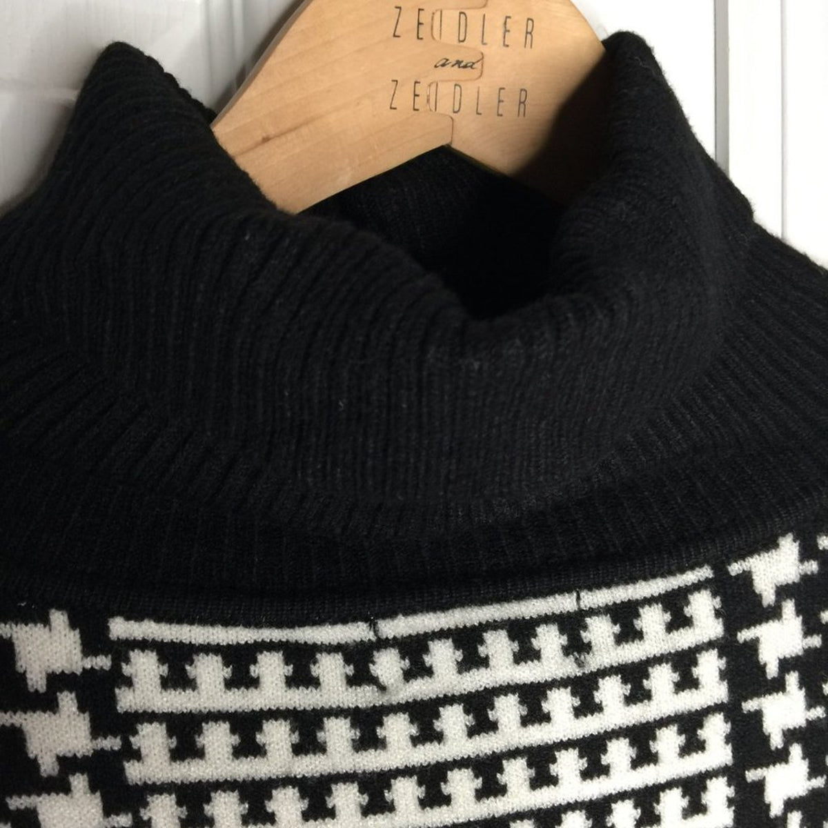 Joseph Turtle-Neck Sweater Long Sleeves Ribbed Trim Printed Black- White Size XL