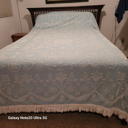 Vintage knotted MEDALLION blue white Bedspread Coverlet fringe 74" X 108" FULL