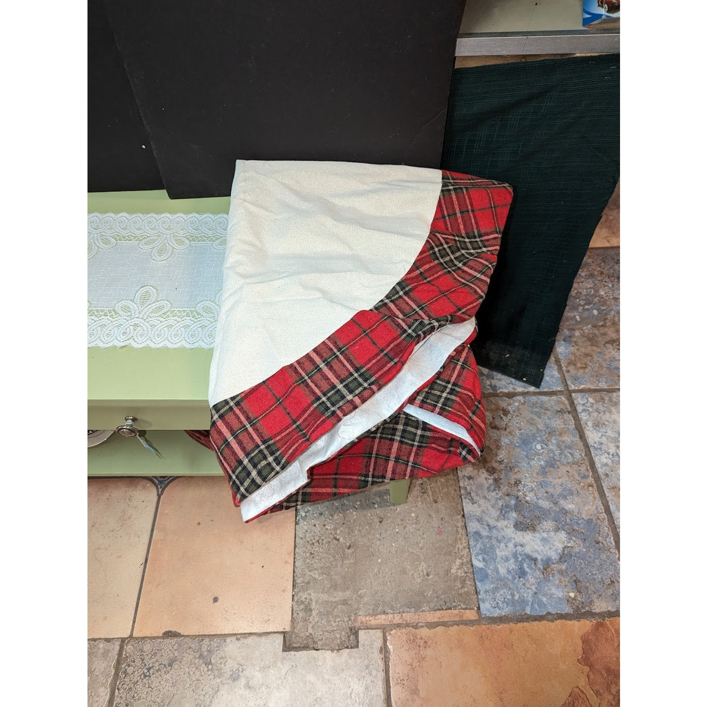 GlitzHome Plaid Round Christmas tree skirt Truck tree 48" Round