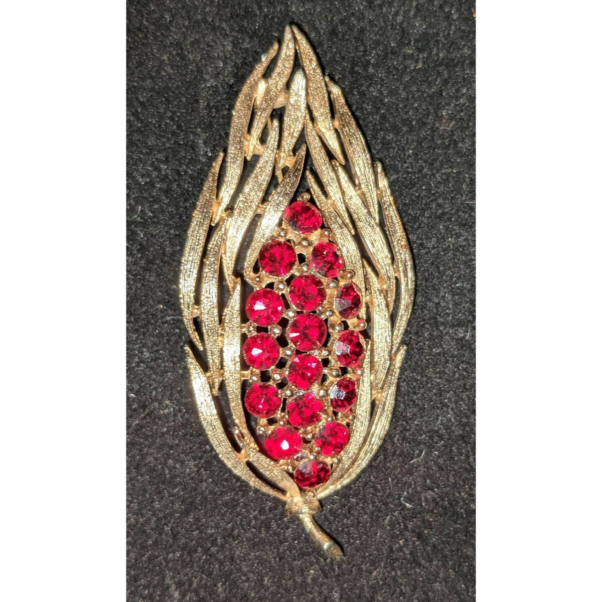 LISNER Vintage Gold Tone Floral Leaf Brooch Red Rhinestones Pin 60s
