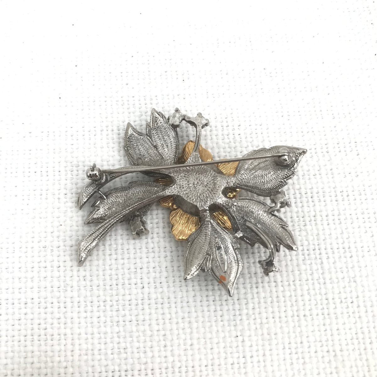 Gorgeous silver Avon Faux Pearl Rhinestone Enamel Floral Brooch Pin HOLIDAY