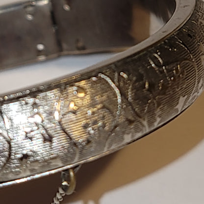 Silvertone bangle bracelet etched safety chain hinged floral floral motif Small