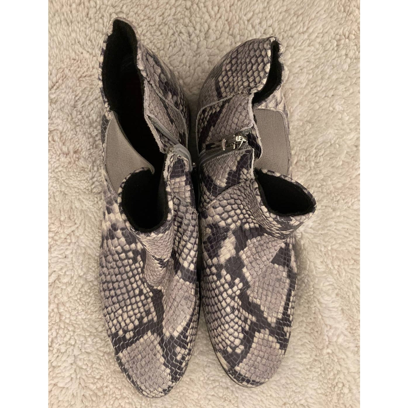Munro faux Snakeskin Print Cate Side Zip Leather Ankle Booties 7M Grey Black NWT