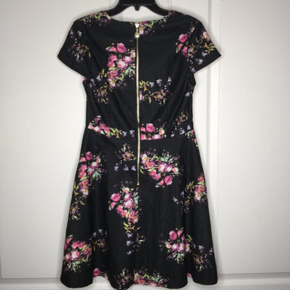 Yumi Fit Flare Dress Short Sleeve Back Zipper Knee Length Black Floral Size 6/8