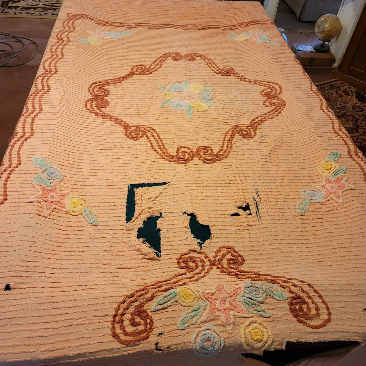 Chenille Peach Coverlet NEEDS REPAIR cutter crafts Queen/ Full Bedspread Blanket