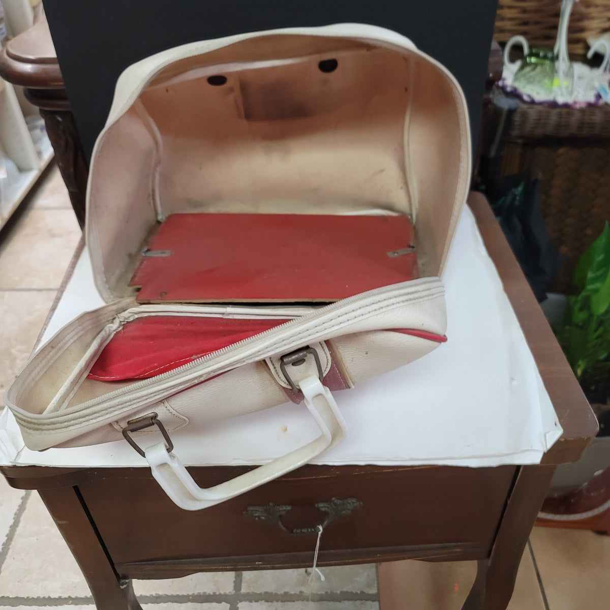 Vintage bowling bag suitcase travel White Red Purse VINTAGE Carry On Purse Tote