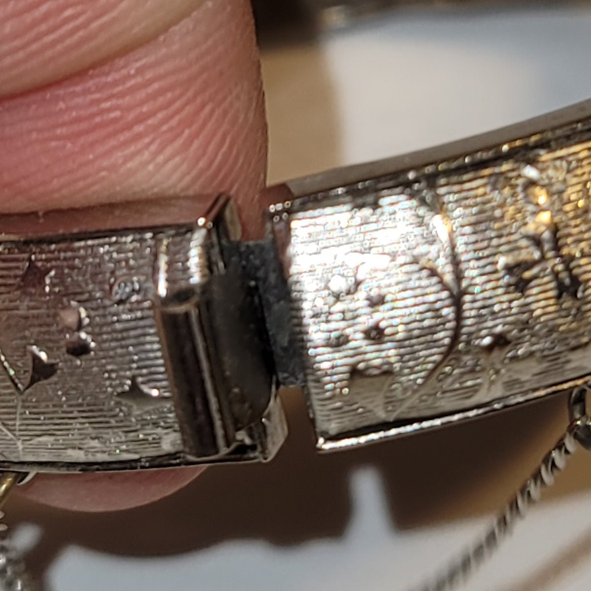 Silvertone bangle bracelet etched safety chain hinged floral floral motif Small