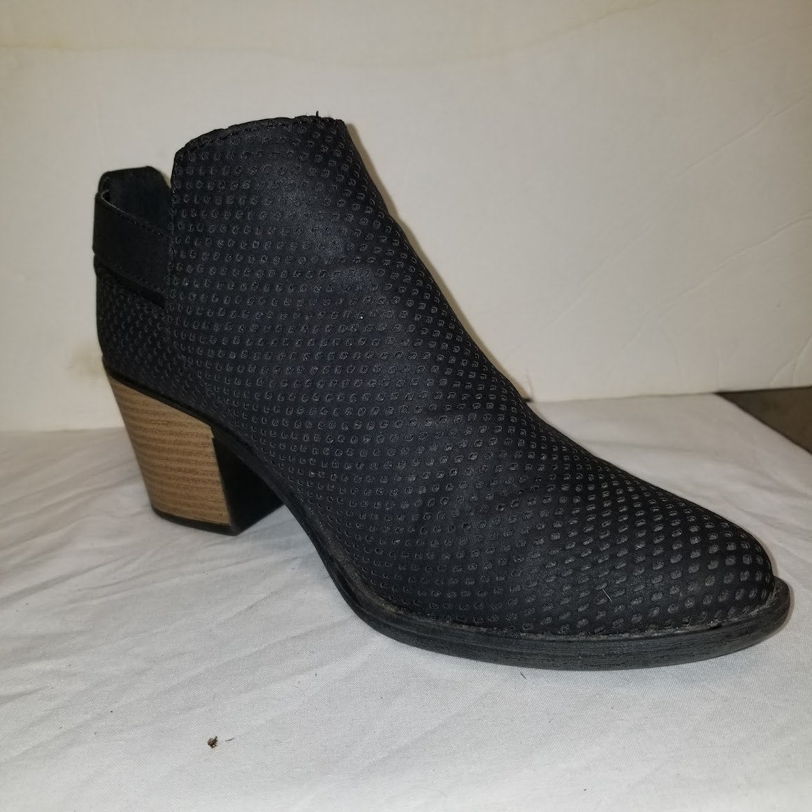 Qupid Tobin Women's Preforated Closed Toe Ankle Bootie Size 8 Buckle closure