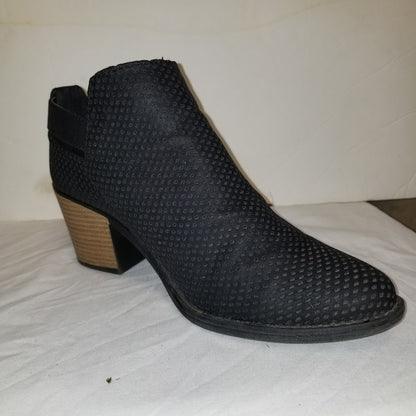Qupid Tobin Women's Preforated Closed Toe Ankle Bootie Size 8 Buckle closure