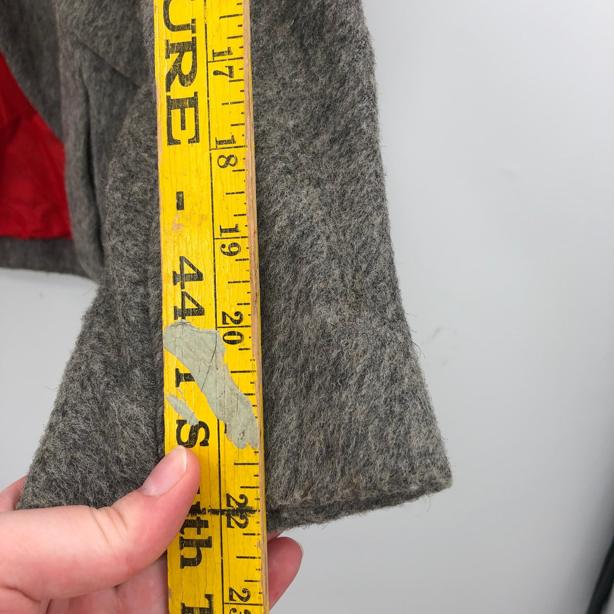 Vintage Women's Wool Knitted Cardigan Sweater Long Sleeves Gray Solid 26"
