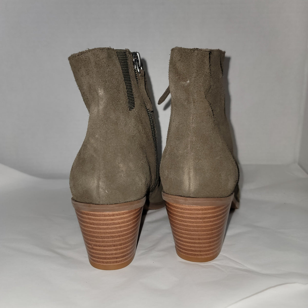 Susina Dana Lea Size 9 Boots Booties Taupe Suede Leather Block Heel Side Zip