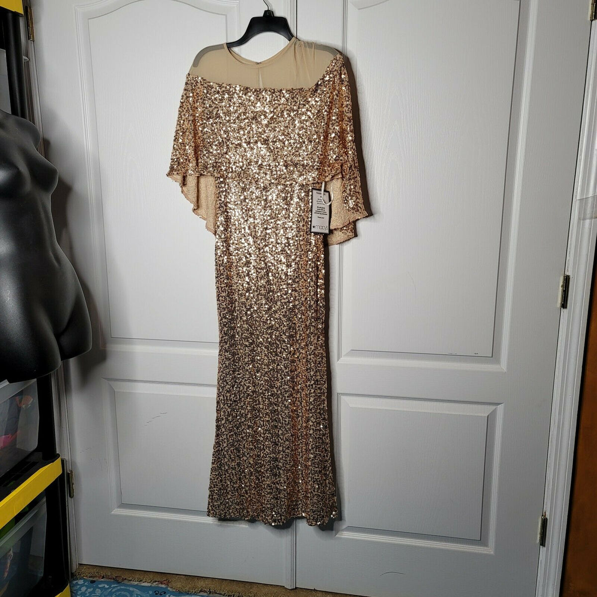 Betsy & Adam Sequin Mesh Overlay Gown Formal Dress Wedding Champagne Gold Size 4