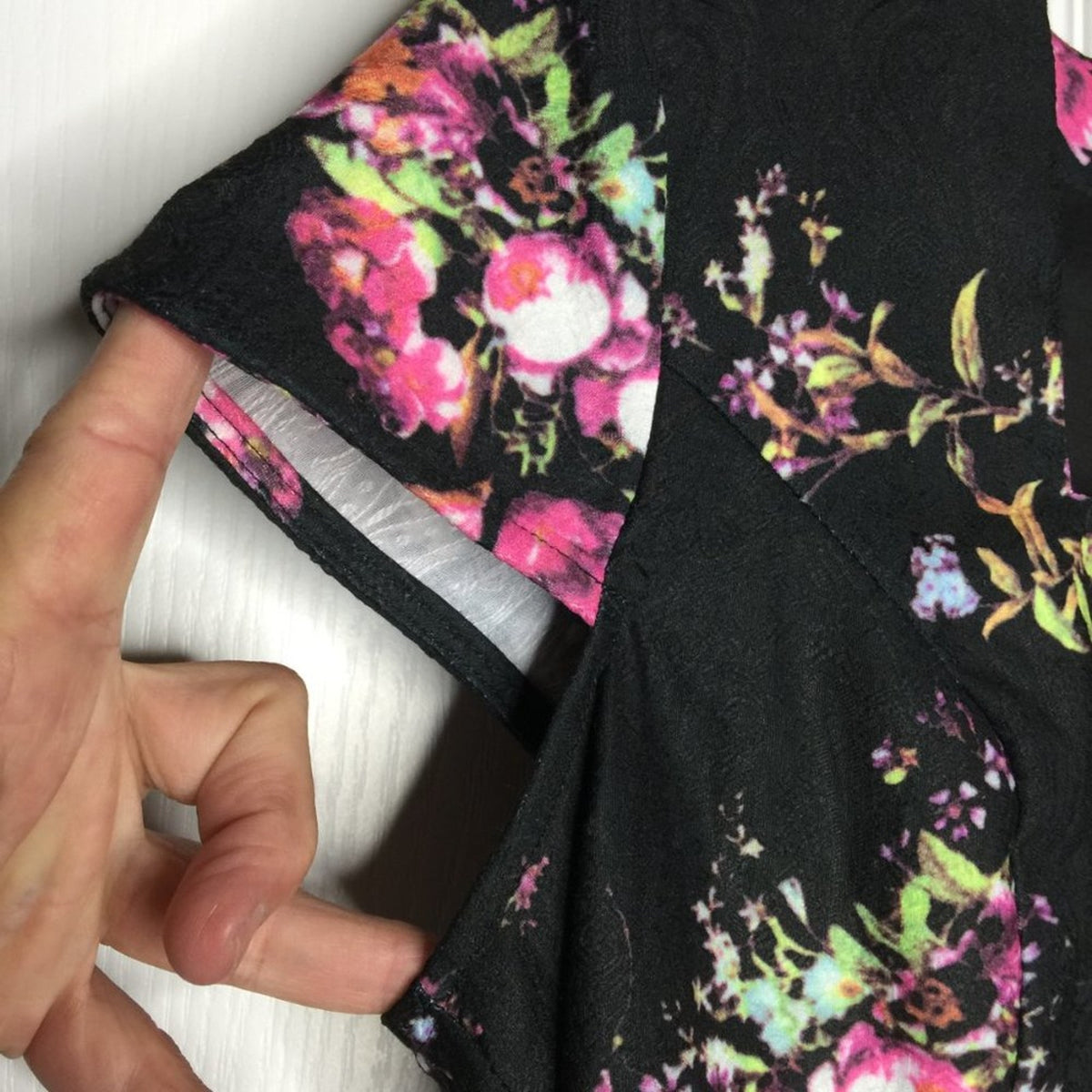 Yumi Fit Flare Dress Short Sleeve Back Zipper Knee Length Black Floral Size 6/8