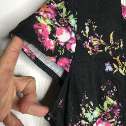 Yumi Fit Flare Dress Short Sleeve Back Zipper Knee Length Black Floral Size 6/8