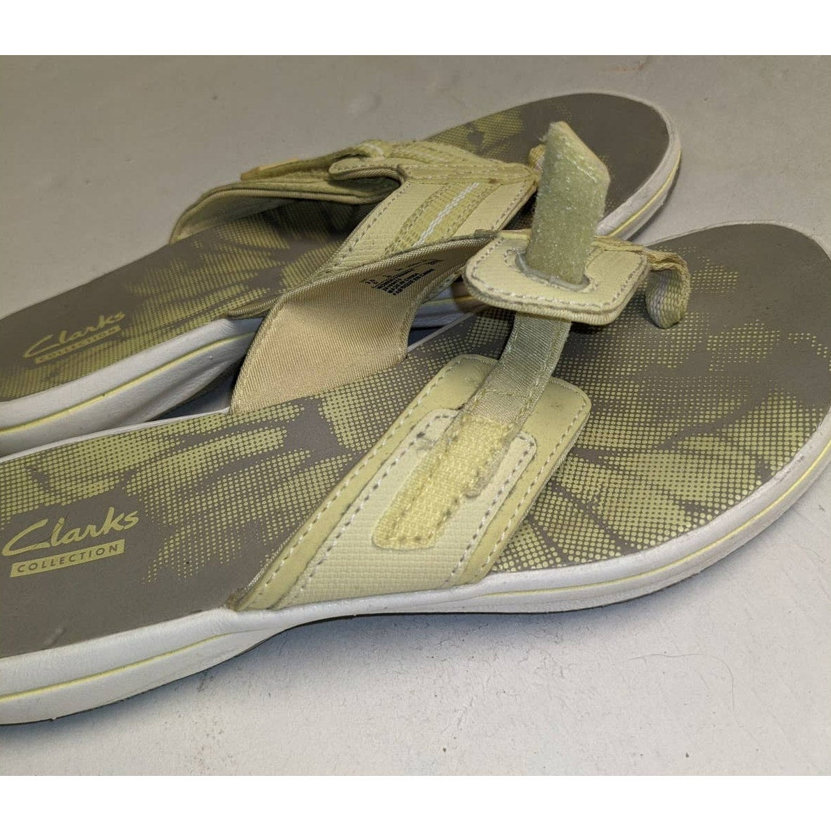 Clarks Comfort Flip Flops Women's Size 6 Gray Yellow Cushioned Adjustable