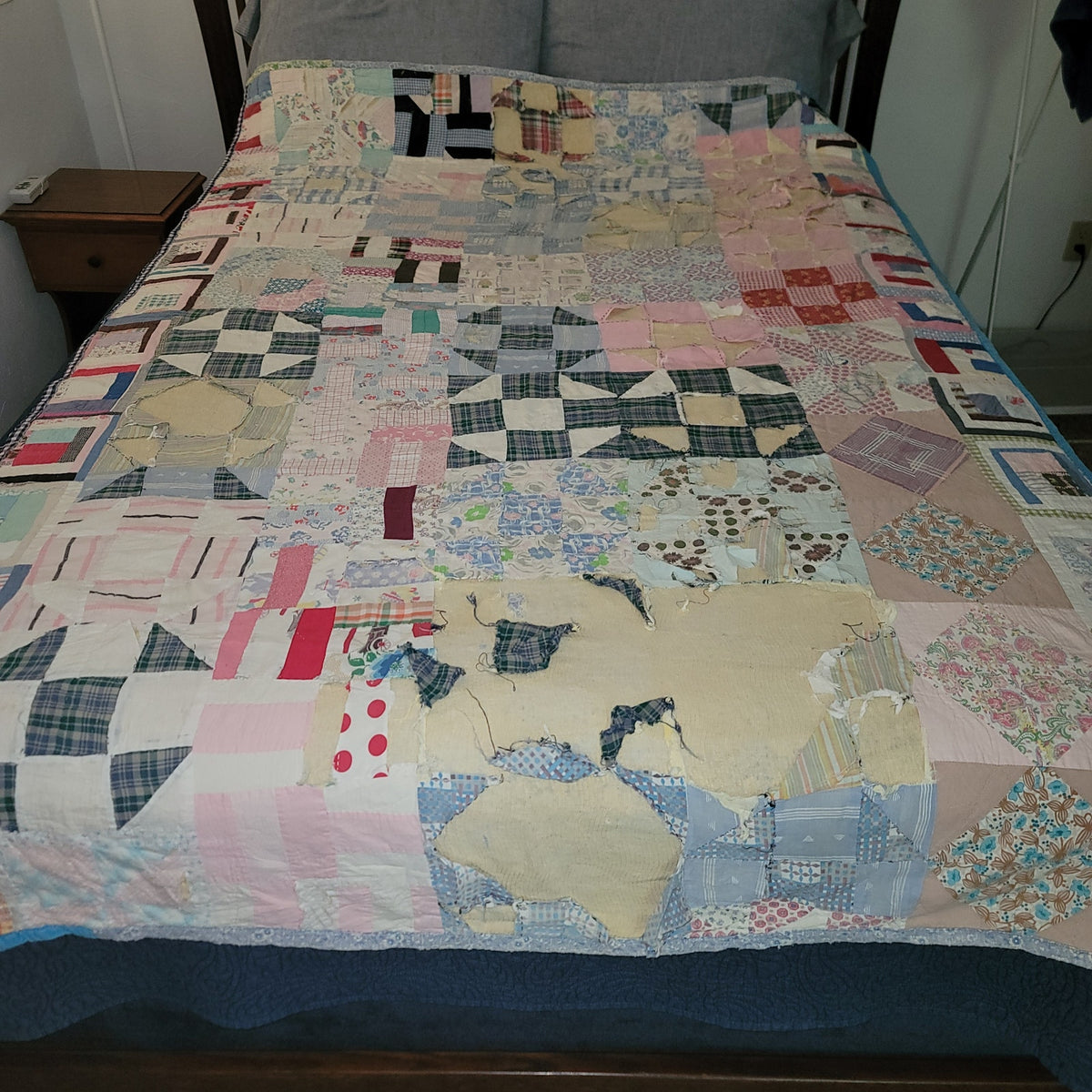 Vintage Handmade Quilt Full or Twin Bedspread Blanket Farmhouse Cabin 56x86