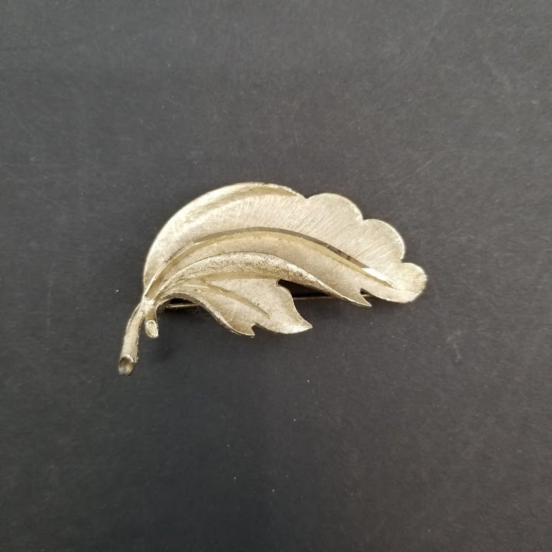BSK Jewelry Vintage goldtone Leaf brooch pin