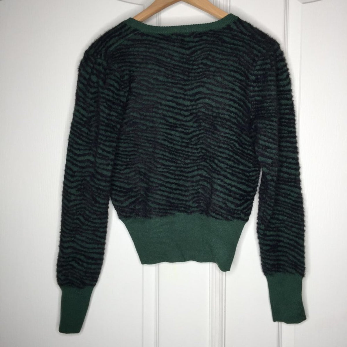 ASTR The Label Tiger Stripe V-Neck Sweater Long Sleeve Hunter Green SMALL NEW