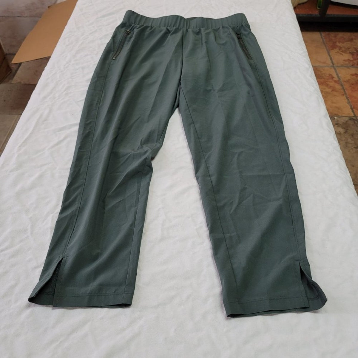 NWT Z by Zella Expression Activewear Cropped Pants Small Gray Green Elastic Waist