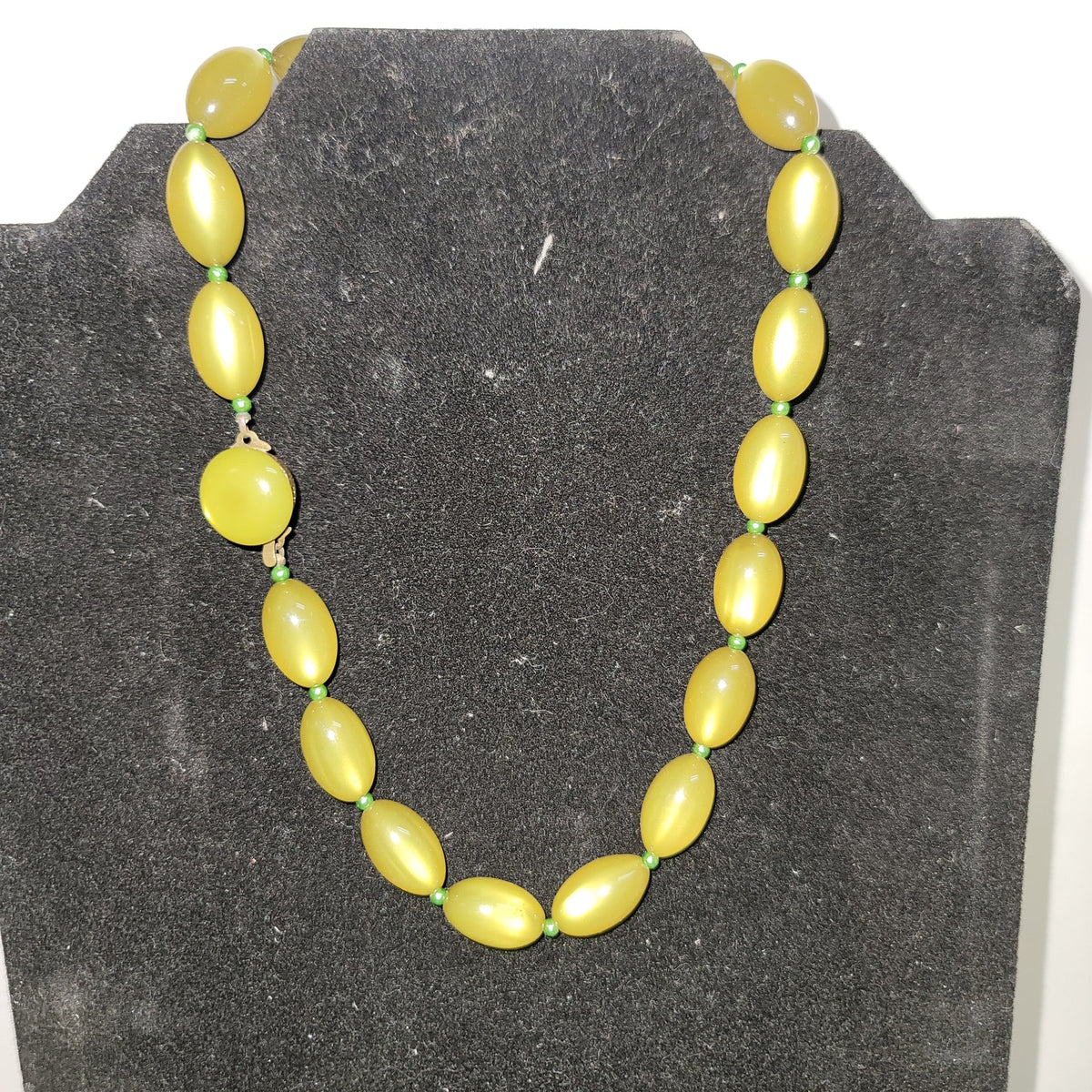 Vintage Costume Jewelry Fashion BE DIFFERENT green flat bead choker necklace
