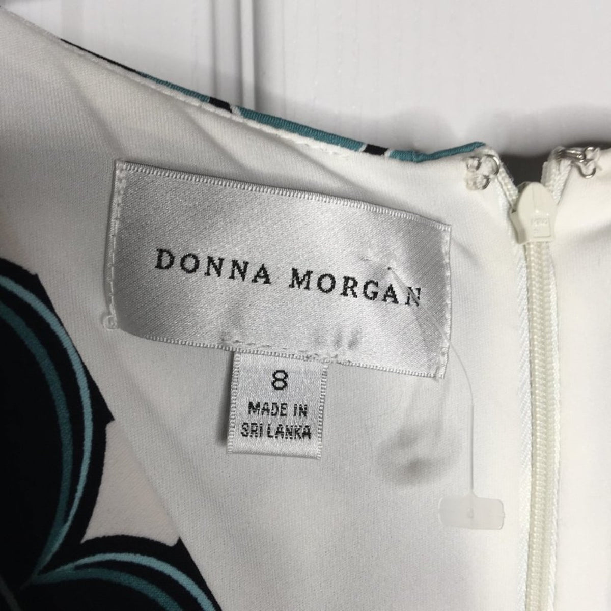 Donna Morgan Sleeveless Sheath Dress Twisted Front V-Neckline Printed Size 8
