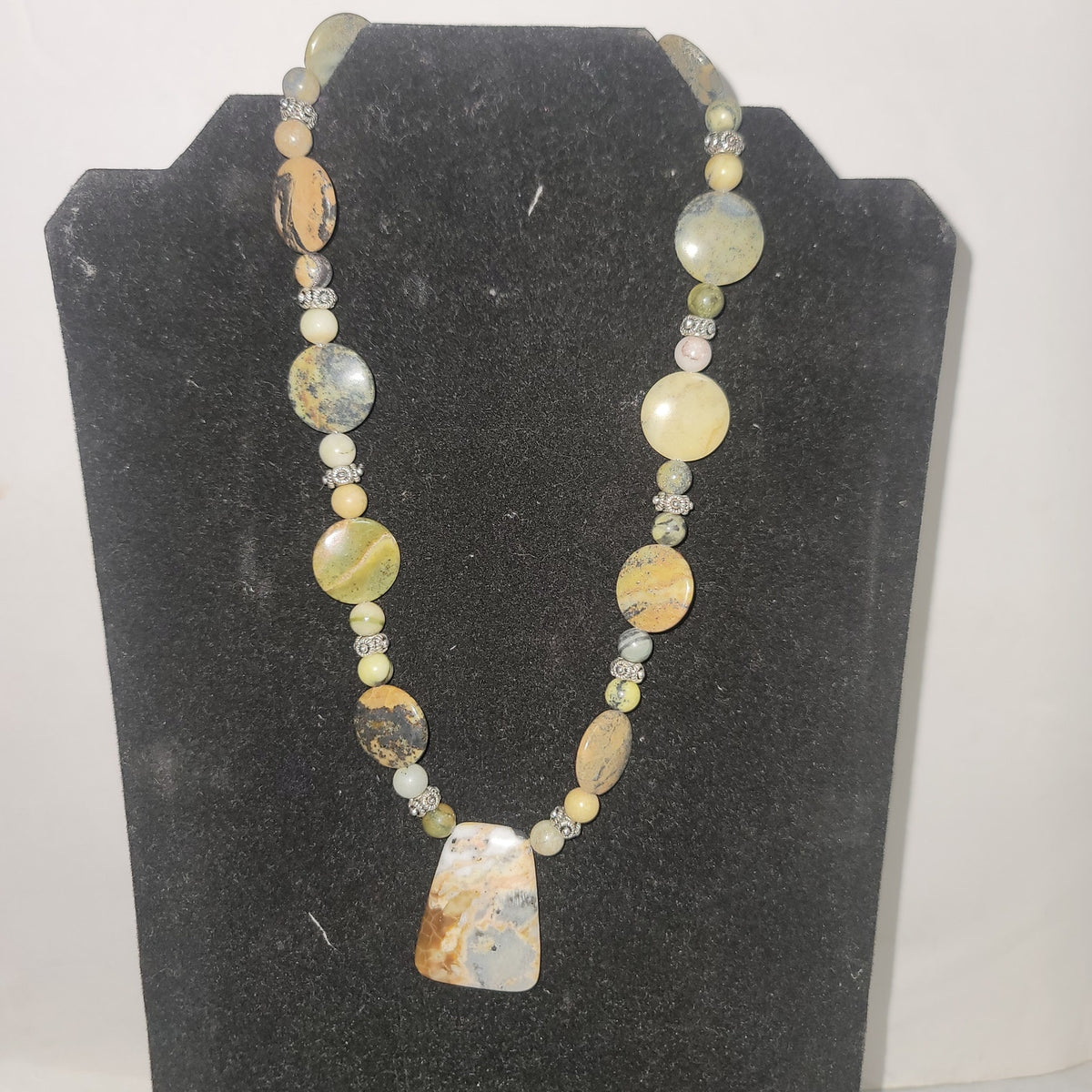 Vintage Green stone bead Necklace Costume Jewelry Fashion Icon BE DIFFERENT