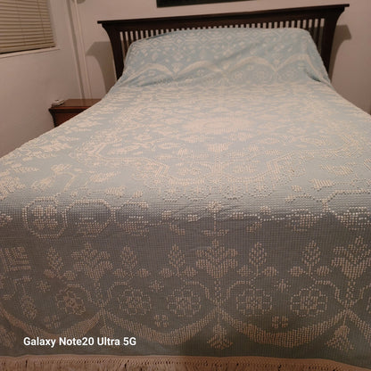 Vintage knotted MEDALLION blue white Bedspread Coverlet fringe 74" X 108" FULL