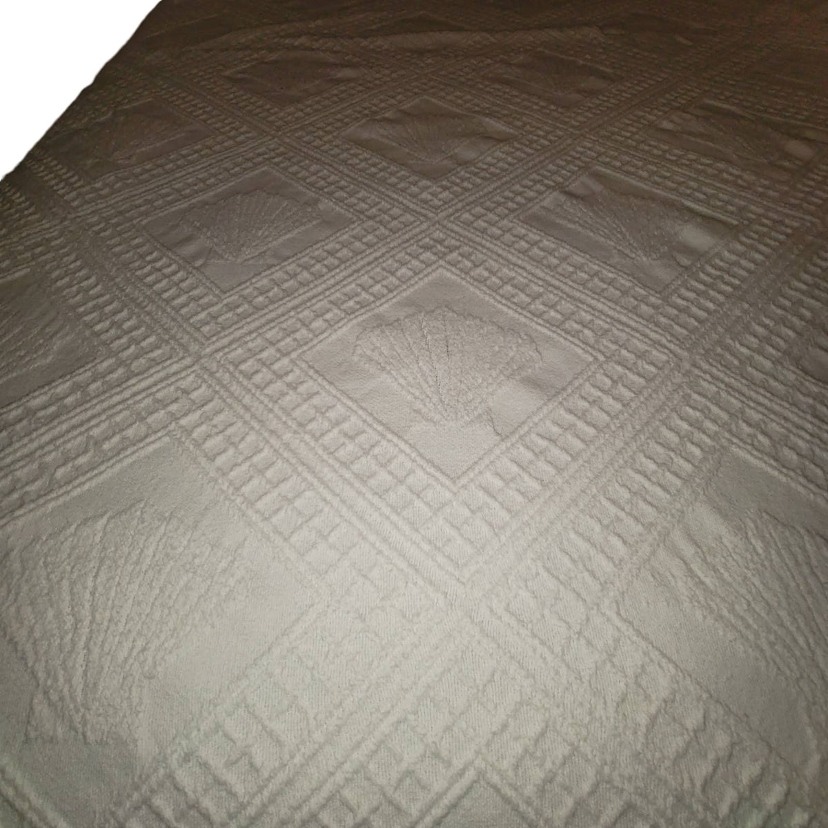Vintage Fringe White Coverlet blanket Bedspread Queen Matelassé Bedspread Shells