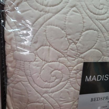 Madison Park Quebec Damask 3-Piece Quilt Bedding Set Ivory Size Queen NEW