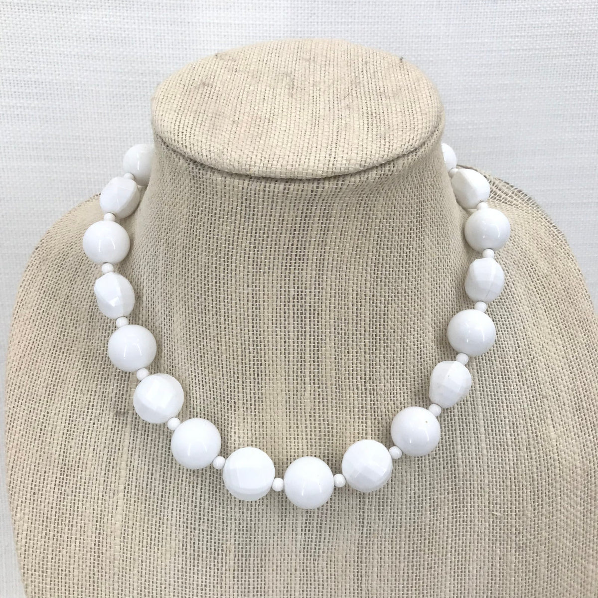 Vintage MONET SIGNED 1980s White smooth / texture round Bead Necklace CLASSIC