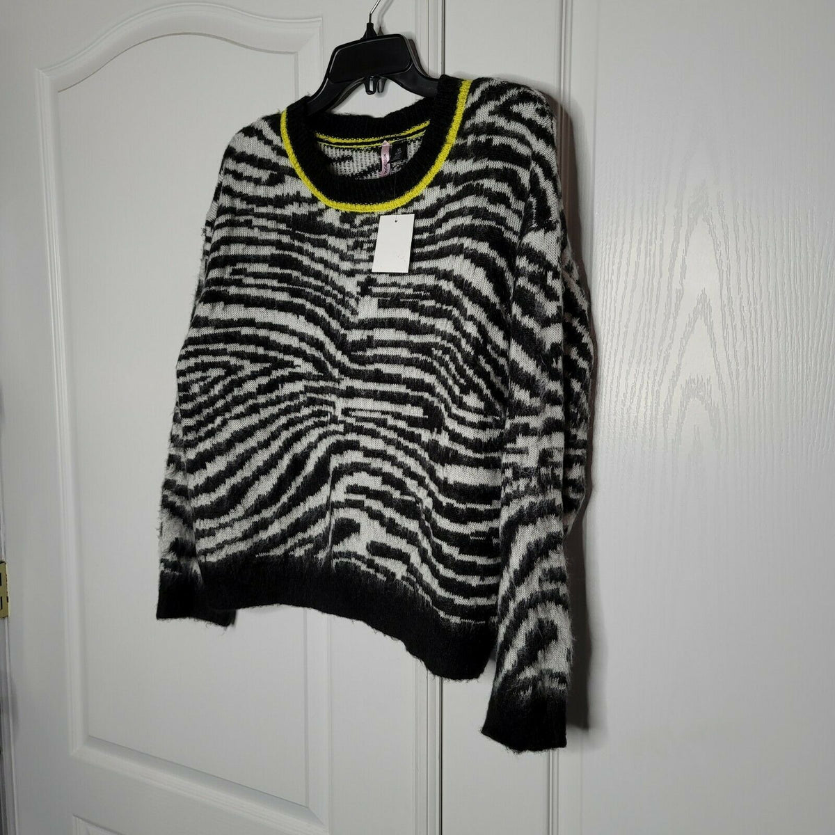 Love by Design Fuzzy Zebra Print Knit Pullover Sweater Long Sleeve X-Large