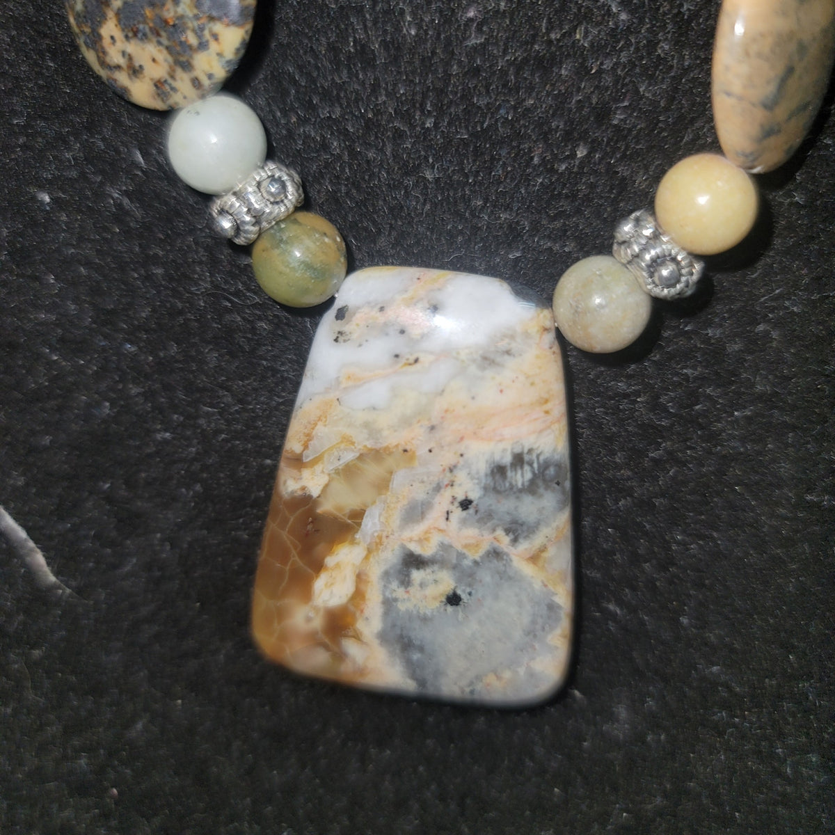 Vintage Green stone bead Necklace Costume Jewelry Fashion Icon BE DIFFERENT