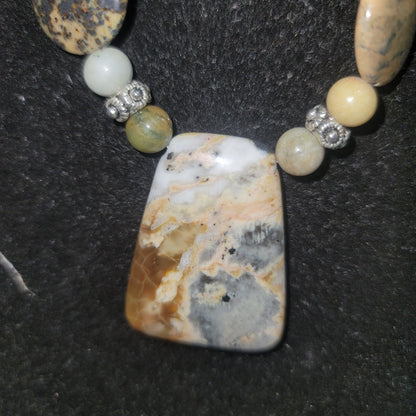Vintage Green stone bead Necklace Costume Jewelry Fashion Icon BE DIFFERENT