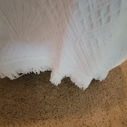 Vintage Fringe White Coverlet blanket Bedspread Queen Matelassé Bedspread Shells