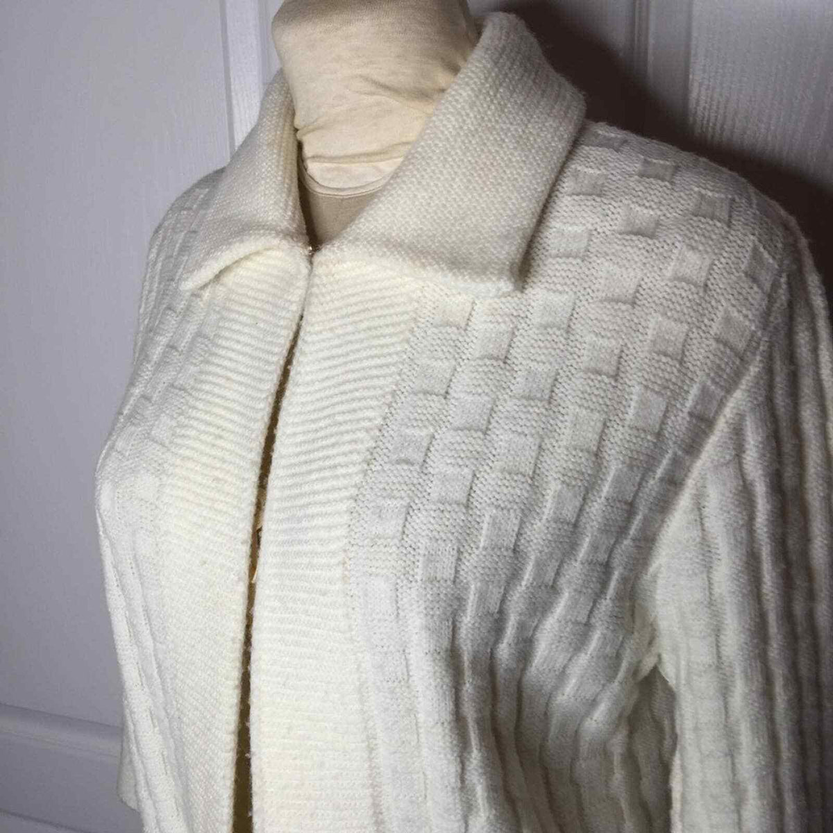 Bradley white sweater Medium Wintuk Vintage Knit Long Sleeve Cardigan Duster