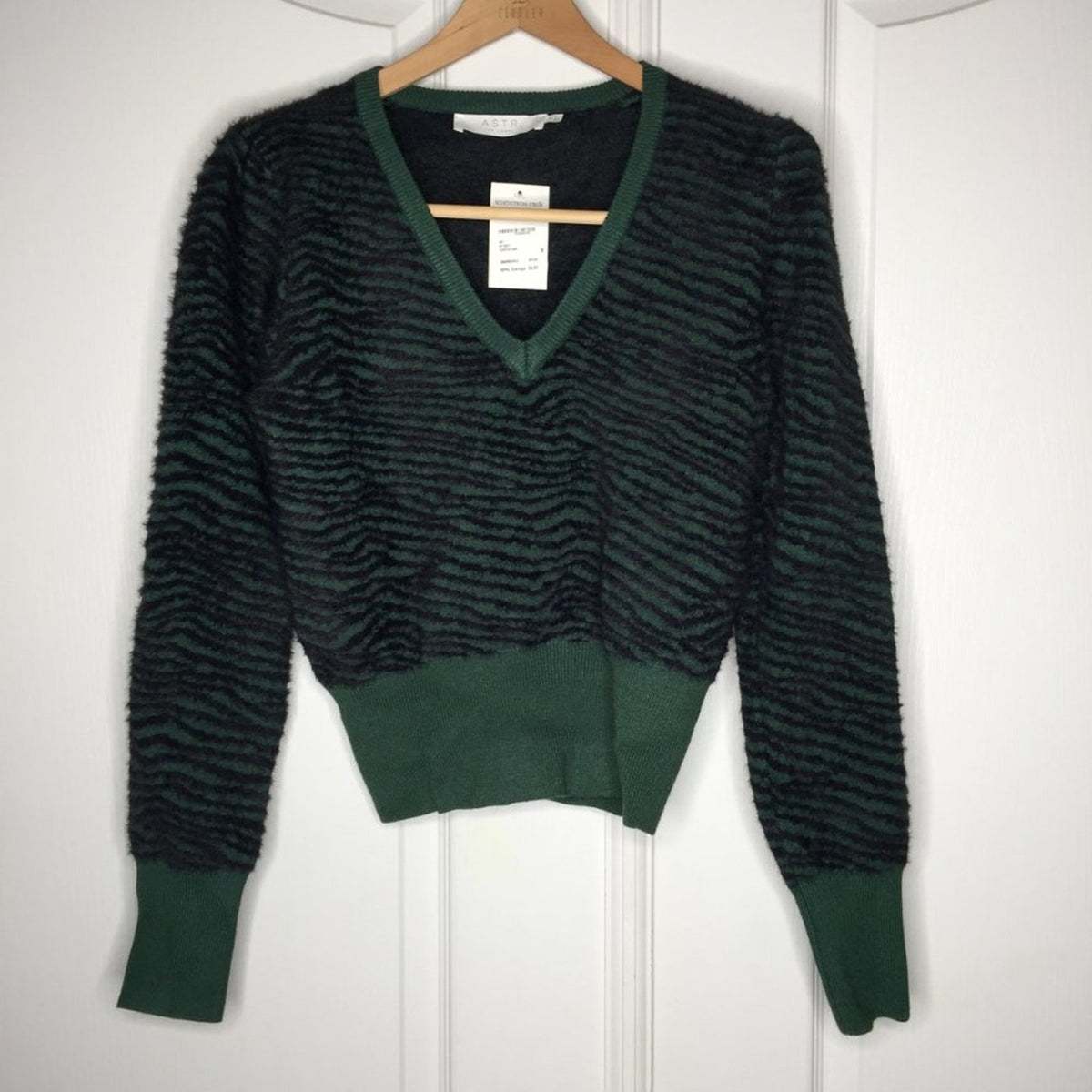 ASTR The Label Tiger Stripe V-Neck Sweater Long Sleeve Hunter Green SMALL NEW
