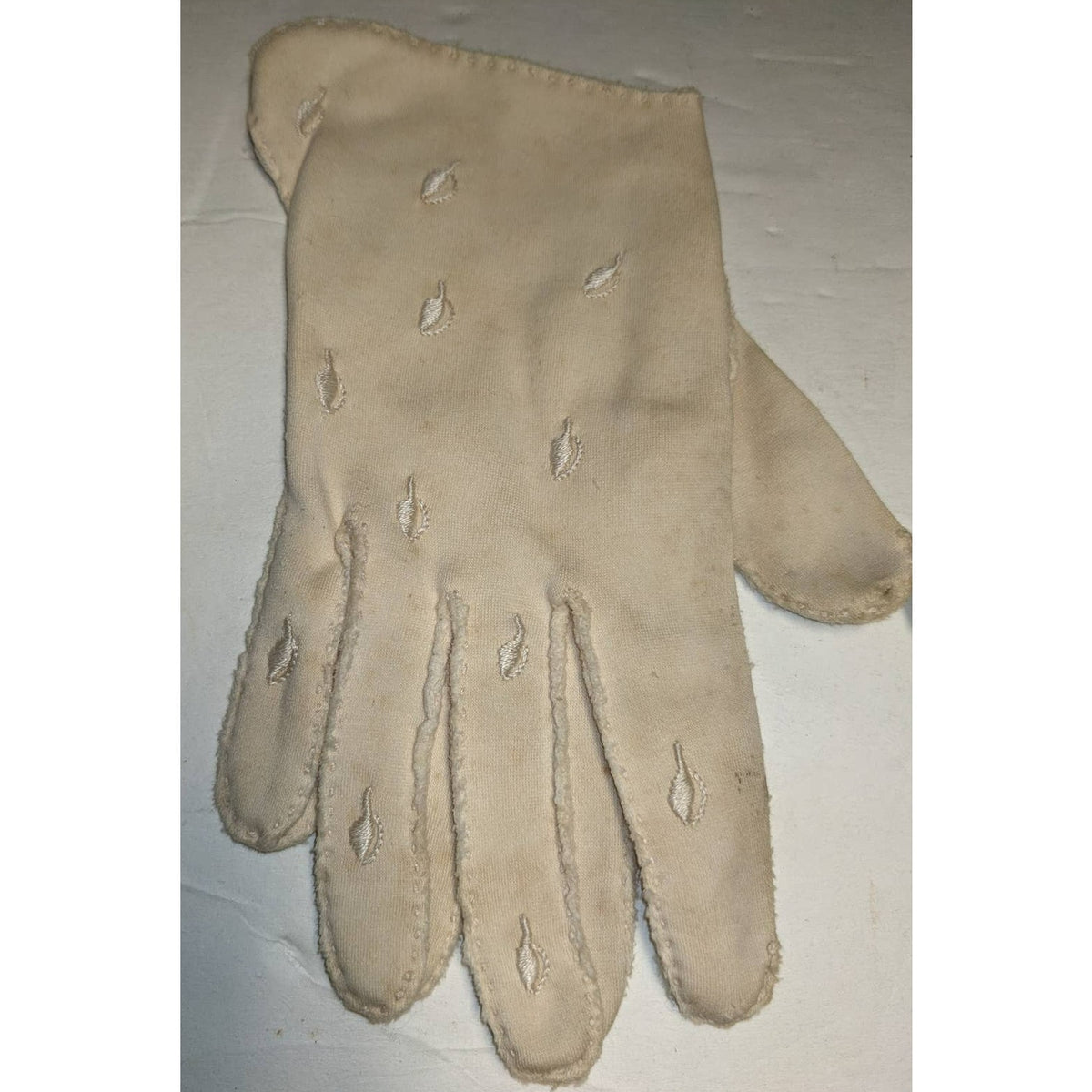 Vintage Ivory Cream Handsewn Shorties Embroidered Leaves Faux Doeskin Gloves