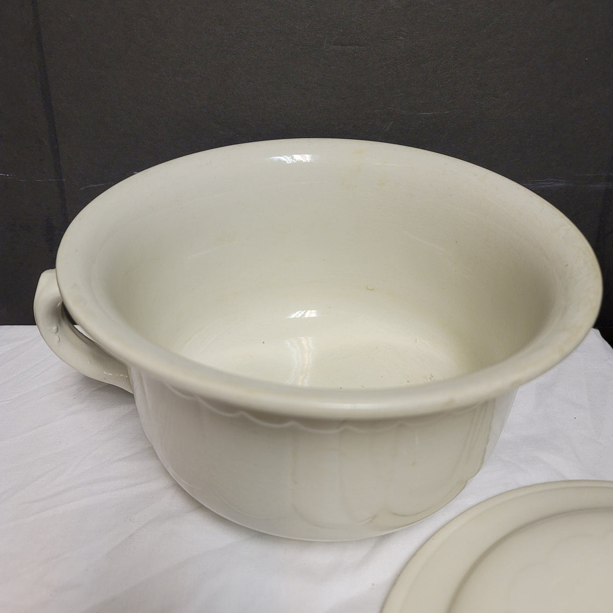 Vintage Ironstone Ceramic White round Chamber pot handle and lid Slot jar potty