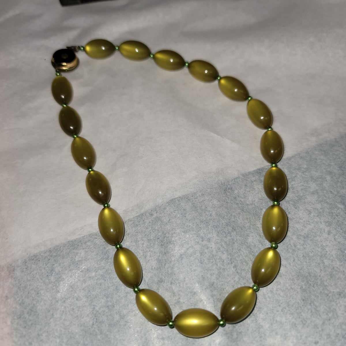 Vintage Costume Jewelry Fashion BE DIFFERENT green flat bead choker necklace