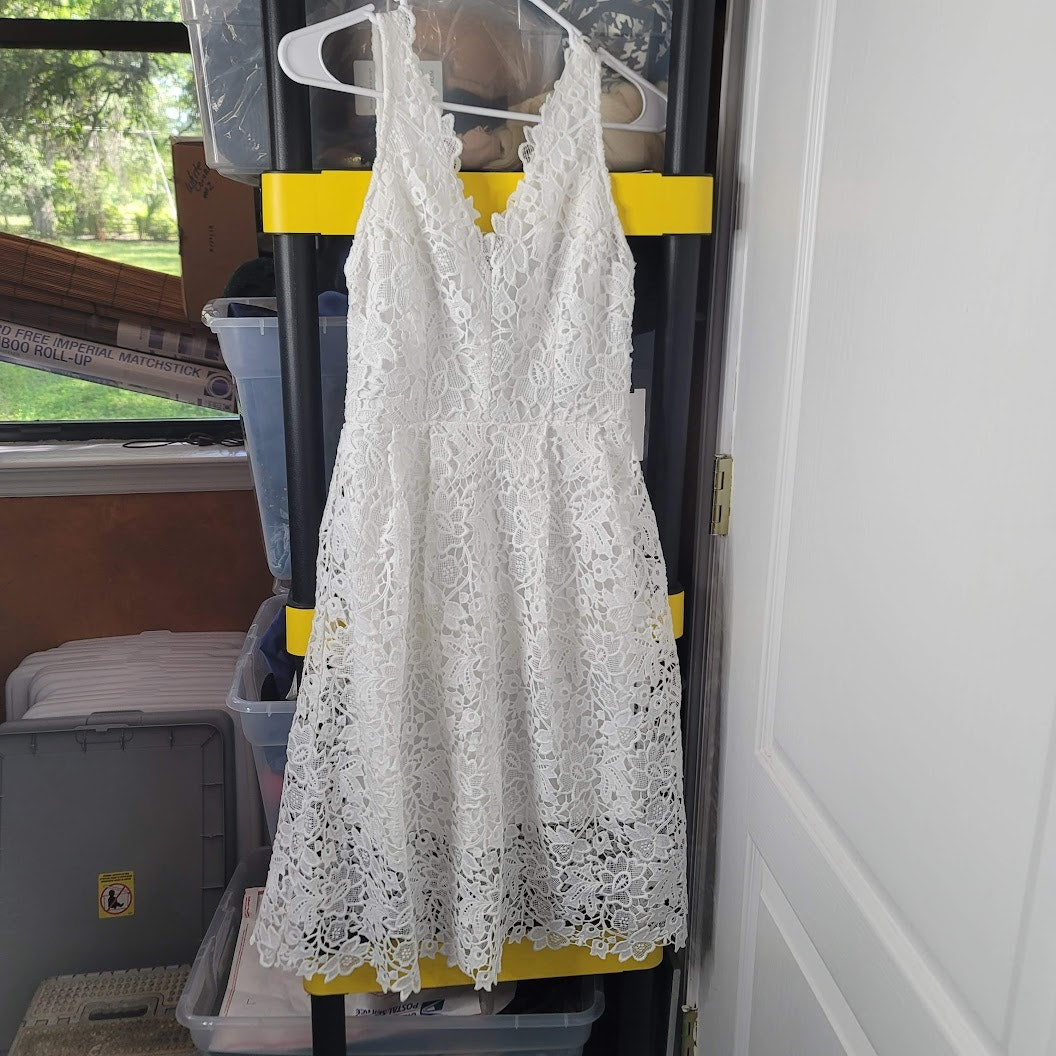 ASTR Lace Dress Size X-Small Eyelet Flowers Spring Summer Favorite NEW