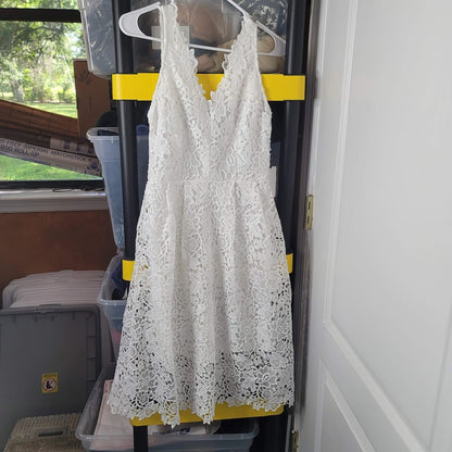 ASTR Lace Dress Size X-Small Eyelet Flowers Spring Summer Favorite NEW