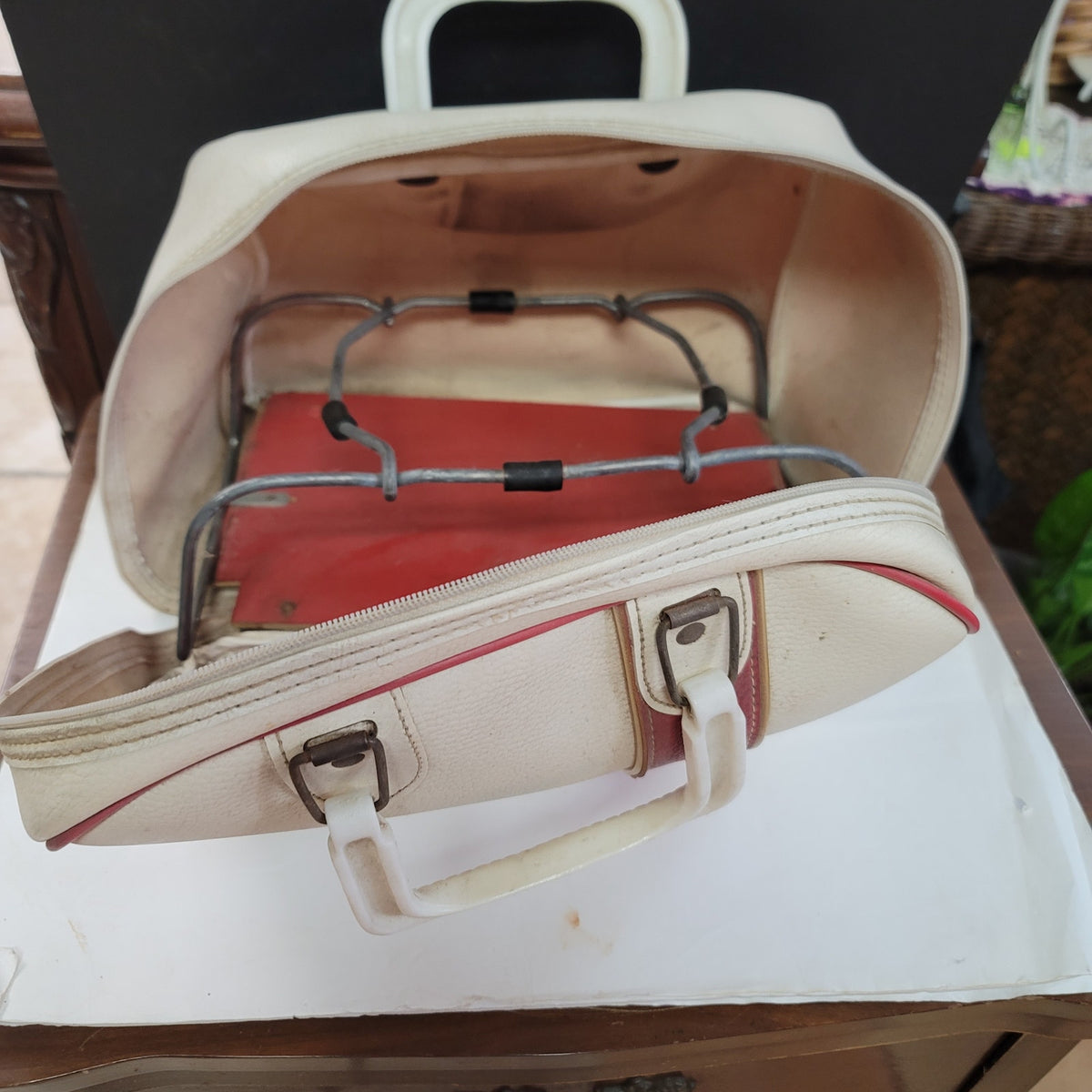 Vintage bowling bag suitcase travel White Red Purse VINTAGE Carry On Purse Tote