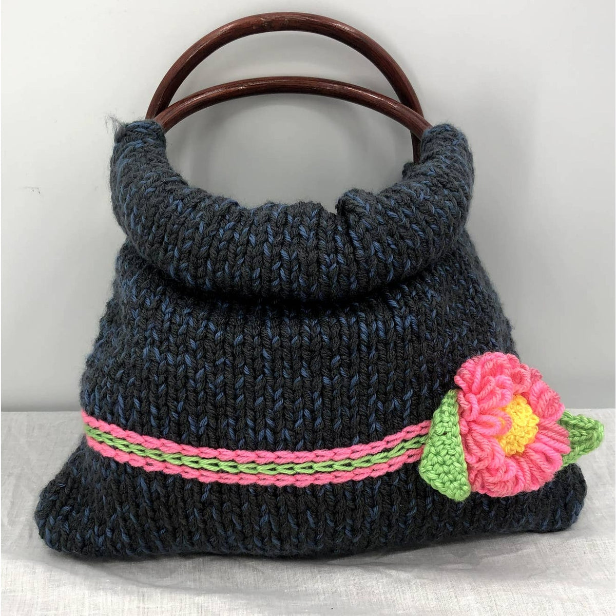 Vintage Round Plastic Handle Yarn Purse Knitted Crochet Detail Black Flower Pink