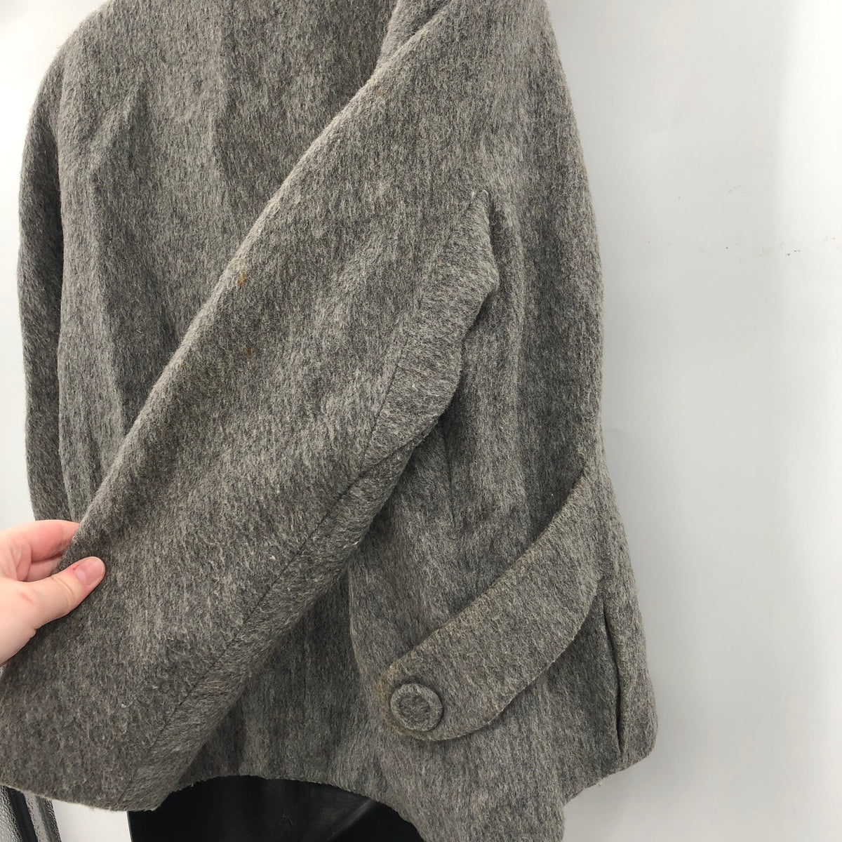 Vintage Women's Wool Knitted Cardigan Sweater Long Sleeves Gray Solid 26"